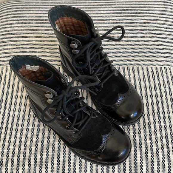 UGG Little Girls Black Patent Leather and Suede Chadwick Lace-Up Wingtip Boots - Picture 8 of 13